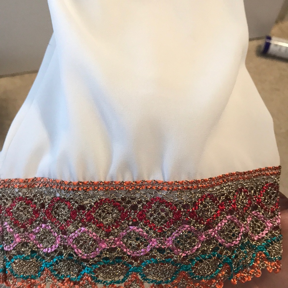 White top - Picture 2 of 3